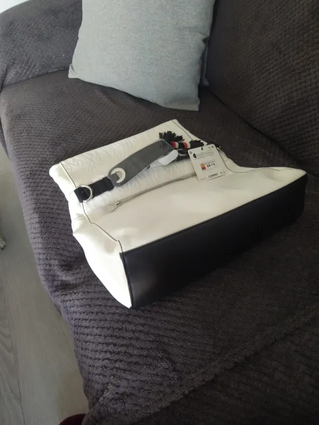 Bolso Desigual blanco con detalles negros