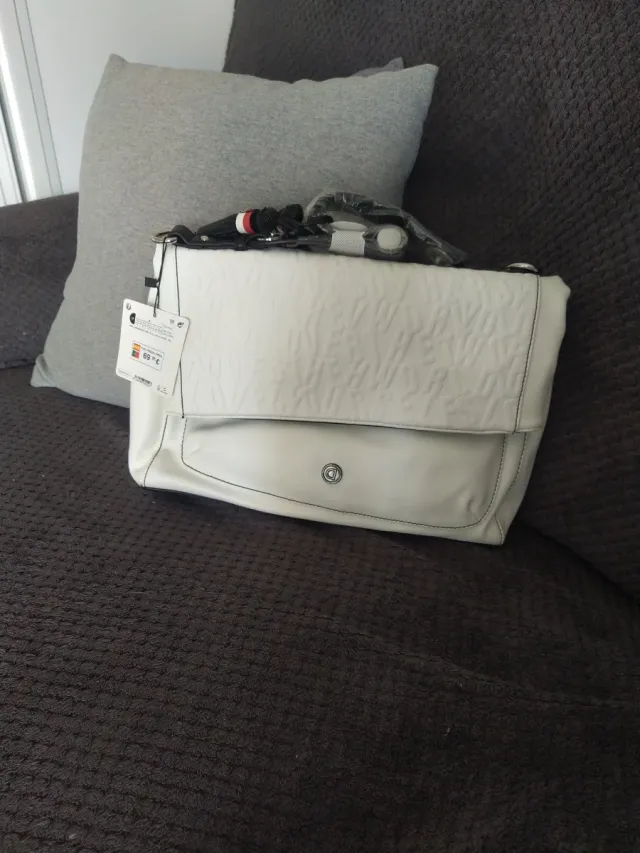 Bolso Desigual blanco con detalles negros