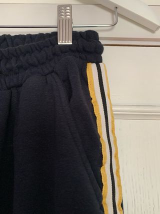 Pantalones azul marino con rayas