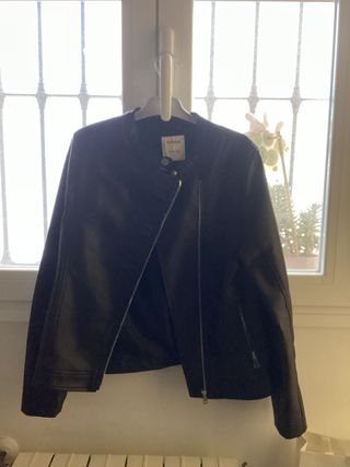 Chaqueta negra estilo motero