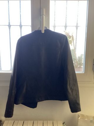 Chaqueta negra estilo motero