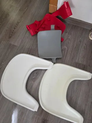 Trona Stokke Roja y otra beige