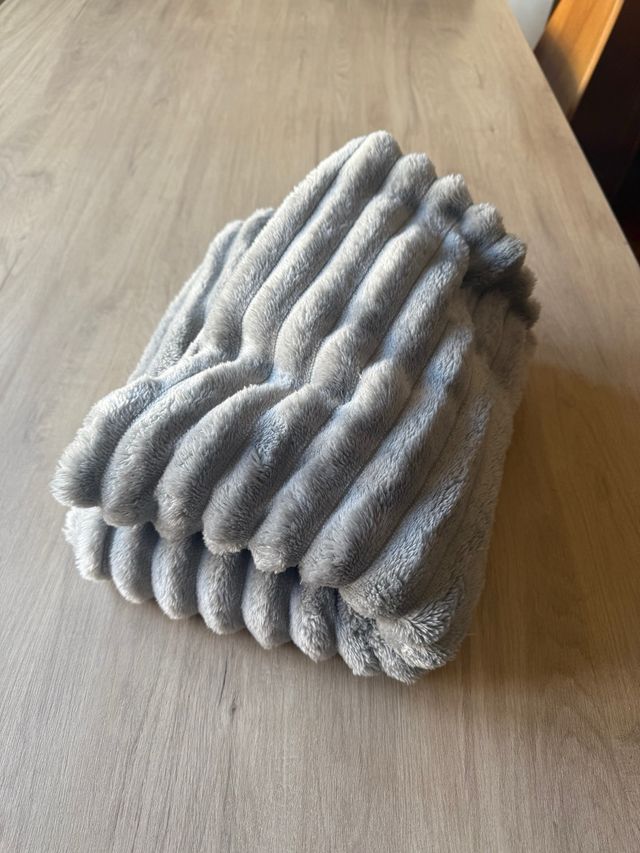 Manta frazada polar gris