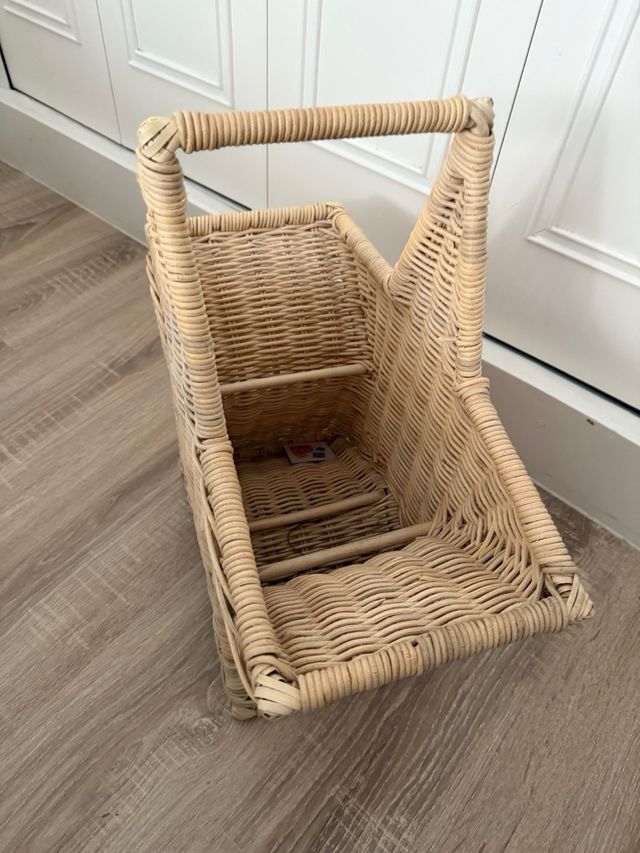 Revistero de mimbre con forma de estrella