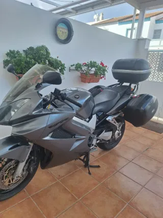 Moto Honda VFR Gris