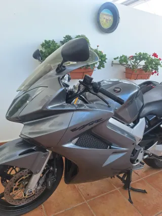 Moto Honda VFR Gris