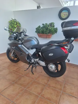 Moto Honda VFR Gris