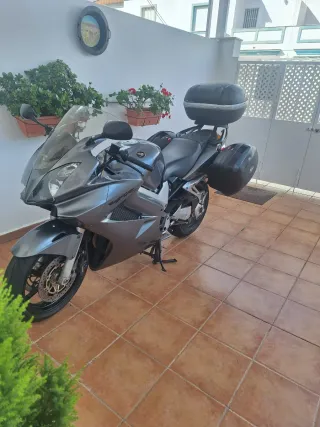 Moto Honda VFR Gris