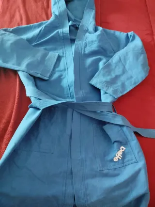 Accappatoio blu in microfibra con cappuccio