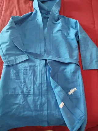 Accappatoio blu in microfibra con cappuccio