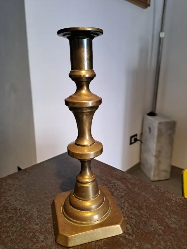 Candeliere ottone base quadrata 23 cm