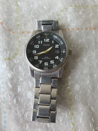 Reloj Pulsar Negro y Plateado