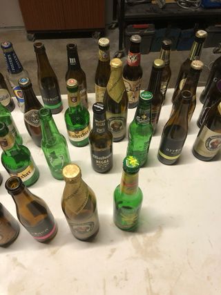 Collezione di Bottiglie di Vetro Vuote di Varie Marche