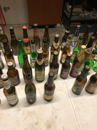 Collezione di Bottiglie di Vetro Vuote di Varie Marche