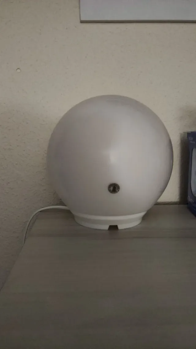 Lámpara de mesa esférica blanca