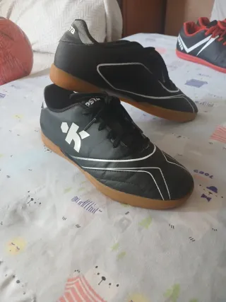 Zapatillas deportivas negras y marrones