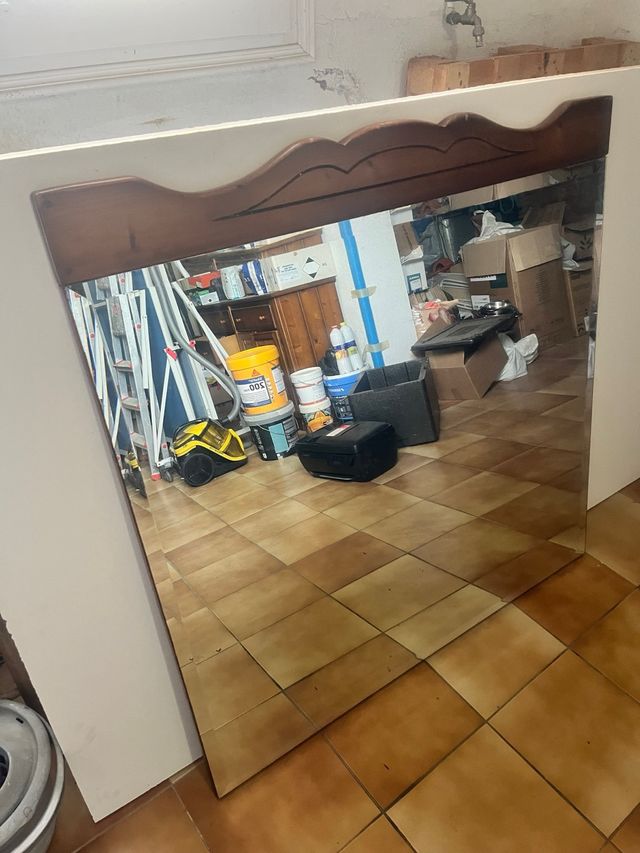 Espejo de madera con marco decorativo