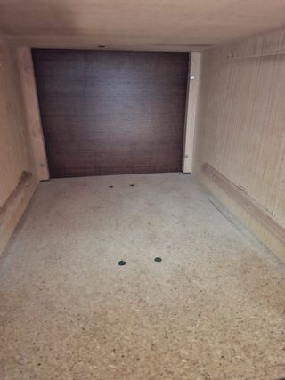 Mesa de nogal con 2 cajoneras