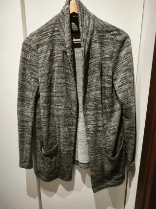 Cardigan grigio e bianco