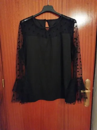 Blusa negra con lunares