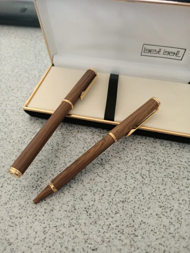 Set di scrittura elegante in legno e oro con penna e pennino