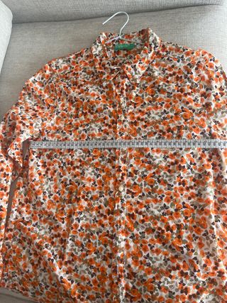 Camisa Benetton en fino algodón flores naranja