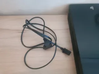 PS4 (PlayStation 4) Negra + 2 Mandos 2 cables