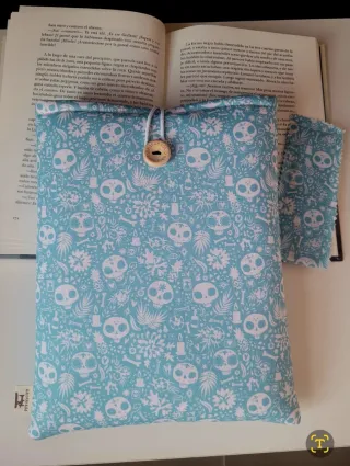 Funda libros y marcapáginas calaveras