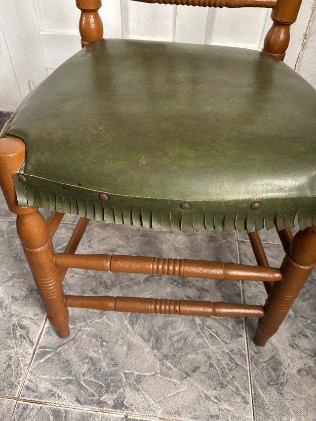 Juego de tres sillas forradas verdes.