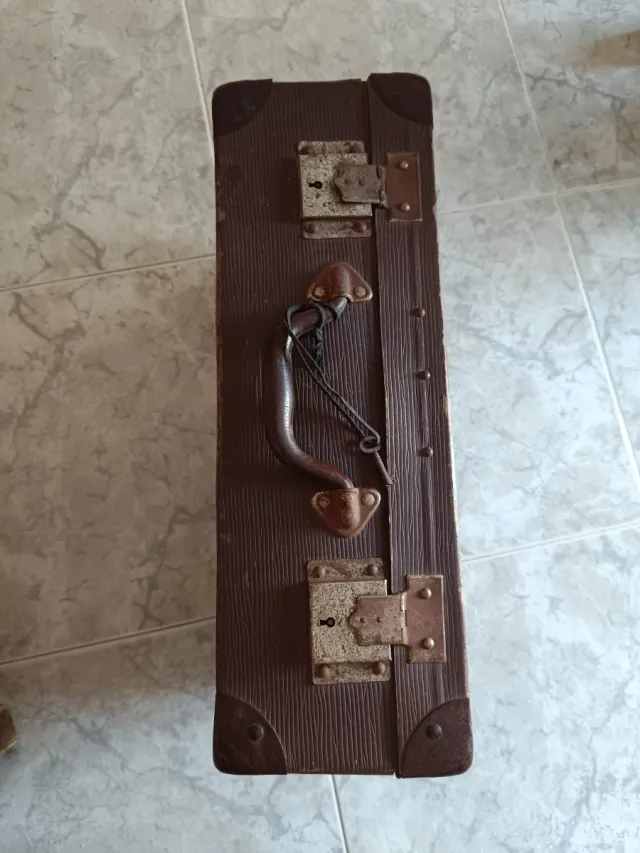 Valigia antica con chiave