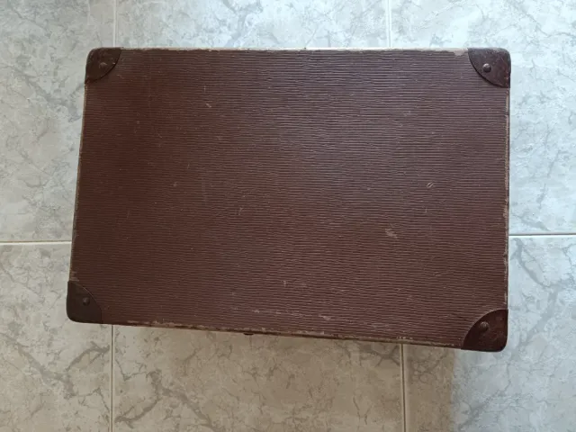 Valigia antica con chiave