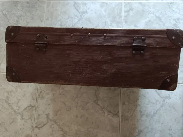 Valigia antica con chiave
