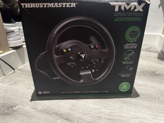 Volante, pedali e leva cambio.