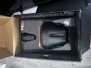 Volante, pedali e leva cambio.