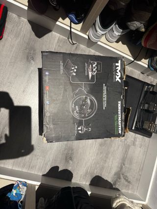 Volante, pedali e leva cambio.