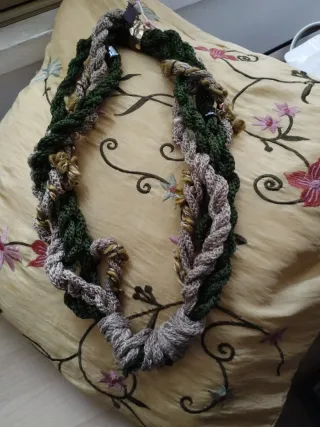 Collana trecce verdi e beige