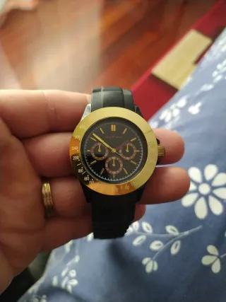 Reloj Quartz Negro y Dorado