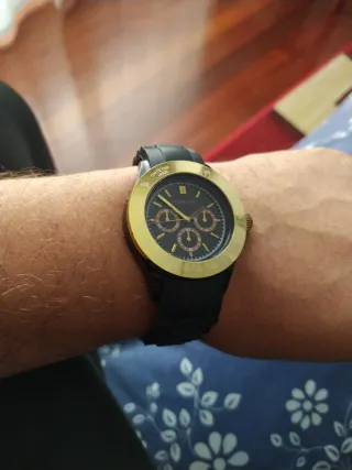Reloj Quartz Negro y Dorado