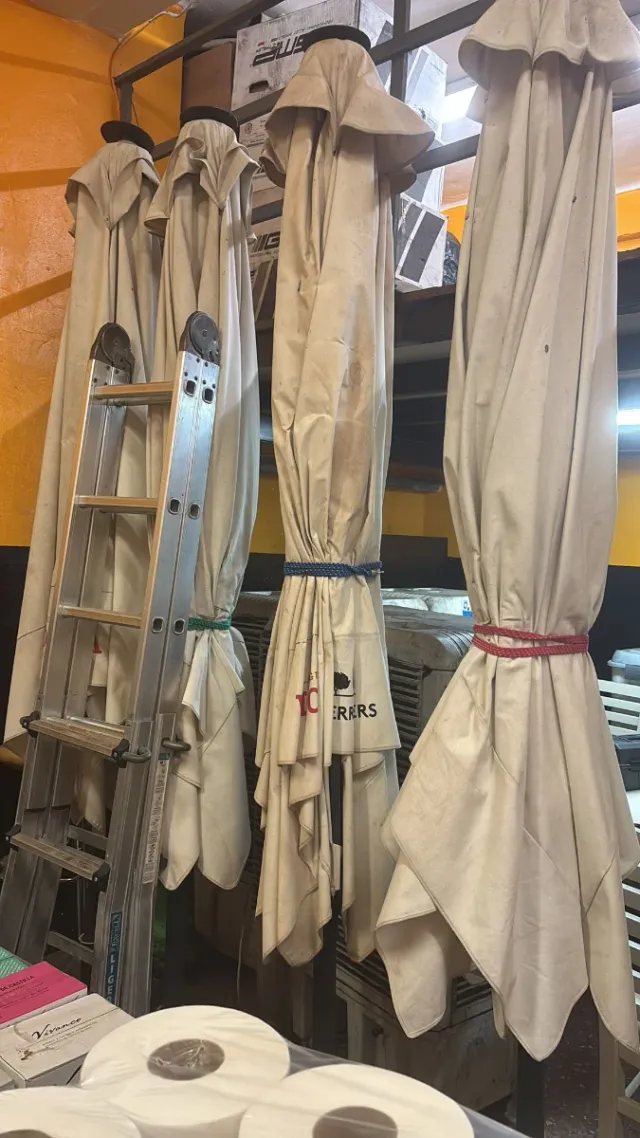 Sombrillas grandes beige con pies