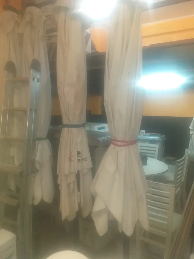 Sombrillas grandes beige con pies