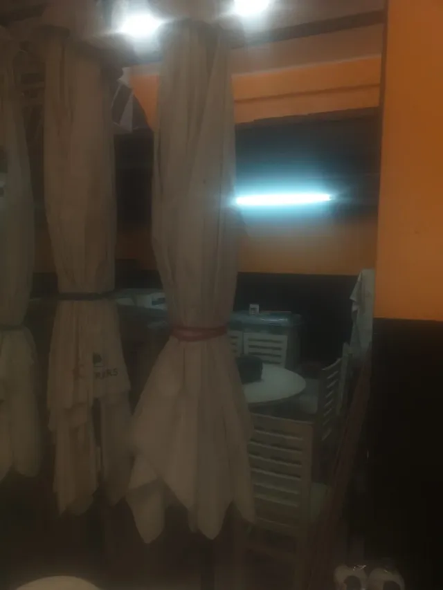 Sombrillas grandes beige con pies