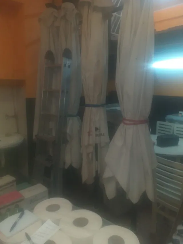 Sombrillas grandes beige con pies