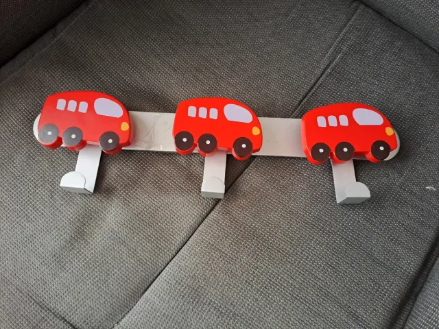 Percha infantil 3 coches rojos