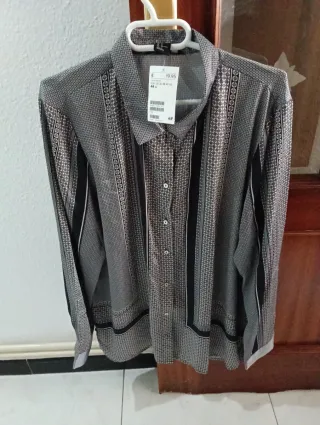Camisa H&M Talla 44 Estampada Gris equ 42 t