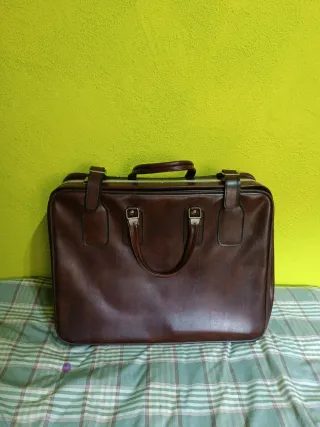 Maleta antigua de piel marrón