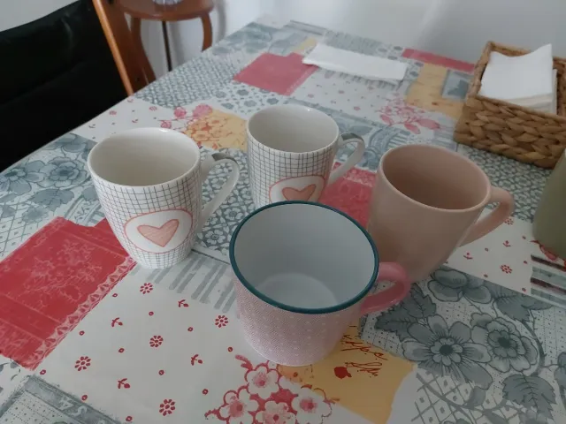 Lote 4 tazas cerámica corazón rosa y blanco