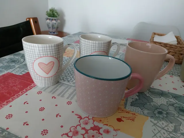 Lote 4 tazas cerámica corazón rosa y blanco