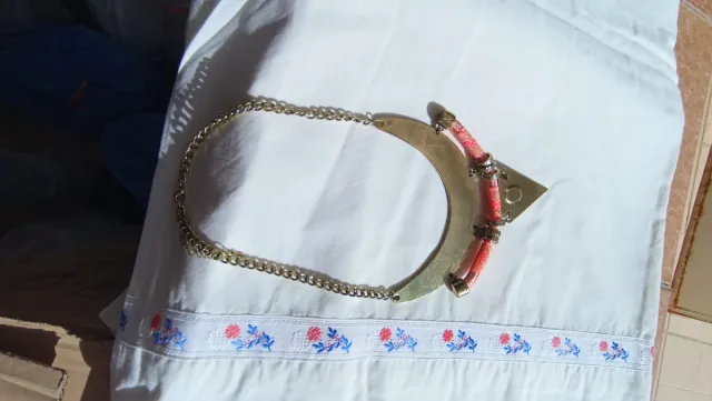 Collar llamativo dorado y rosa