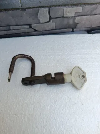 Candado antiguo con llave