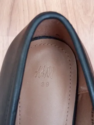 Zapatos negros con detalle dorado